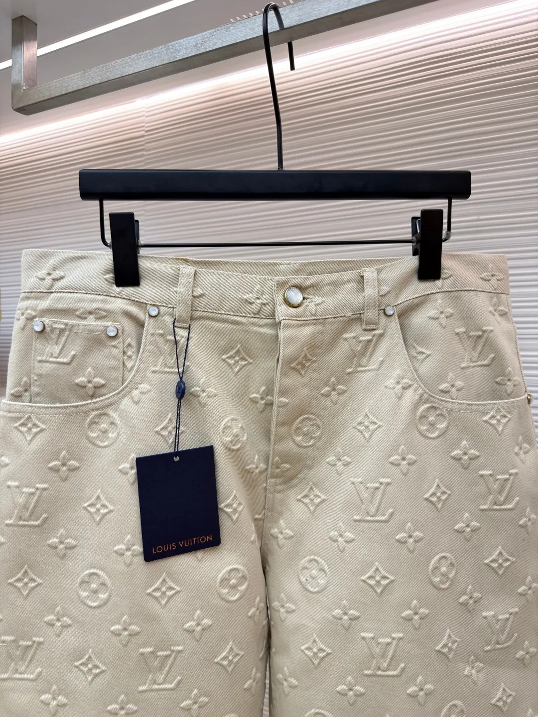 LOUIS VUITTON fully embossed denim trousers ●Original version: Purchased and developed by 16599 ●Item number: 1680985-B75 ●Fabric: Denim denim fabric ●Technology: embossed embossing ●Version: fitted version ●Weight: about 940 grams ●Size: S-M-L-XL ●Description: Made of customized denim fabric, monogram three-dimensional embossing all over, classic brand logo pattern on the front and back, brown brand embossed leather tag on the back waist, white engraved beaded buttons, and white beaded nails on the pockets. It can be matched with tops of the same season to create a fashionable look. Customized accessories, complete with three labels, same style for men and women!